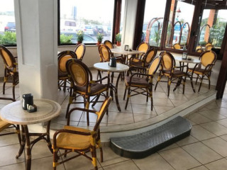 Demo's Cafe'