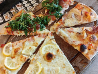 Tourlé La Pizzeria E Grill