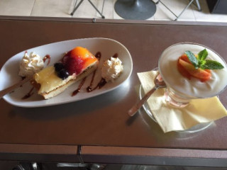 La Madeleine Café