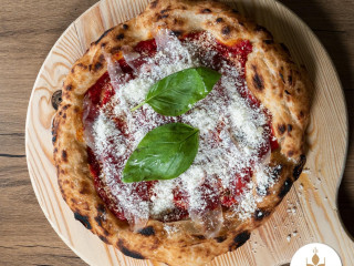 Deluxe Pizzeria