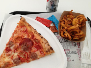 Queen's Pizzeria
