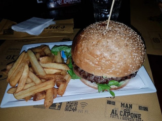 Al Capone 's Burger 'n ' Pizza